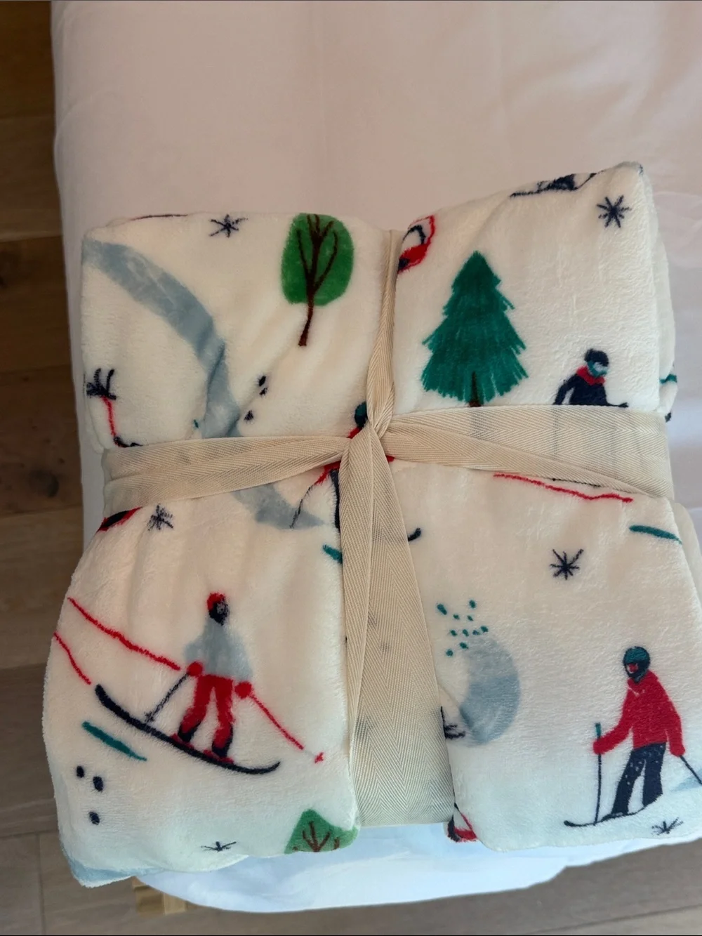 NWT • Berkshire 60x70 Printed Velvetsoft Lodge Throw • Skiing pattern
